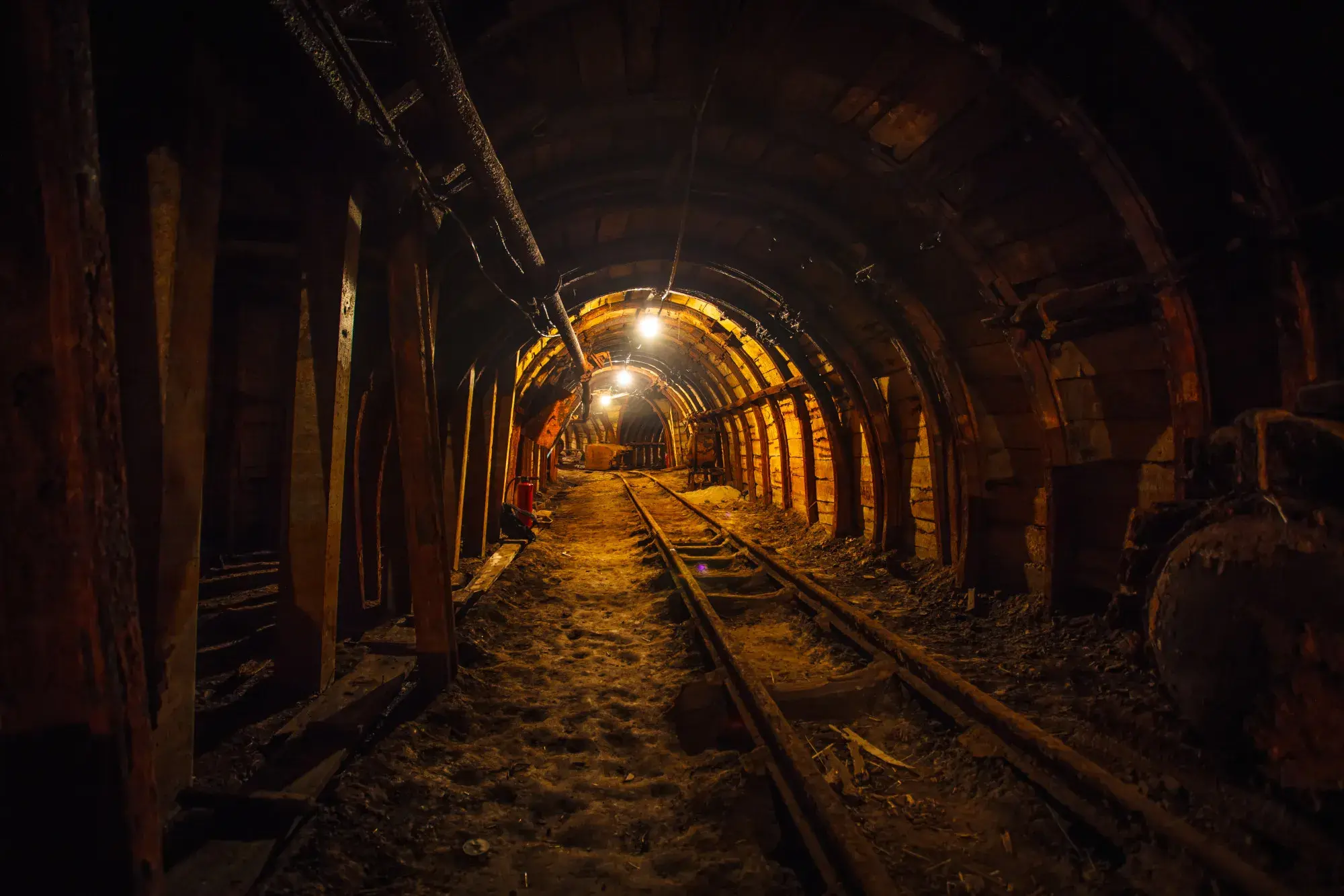 tunel-minero-subterraneo-rieles